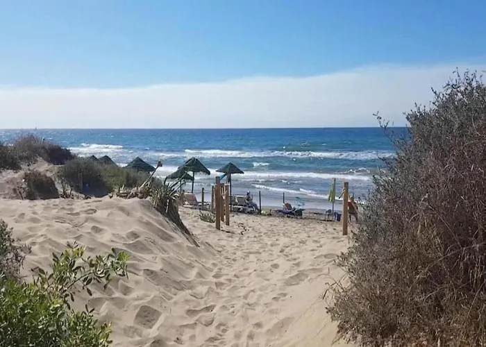 In Steps From Sandy Lägenhet Marbella